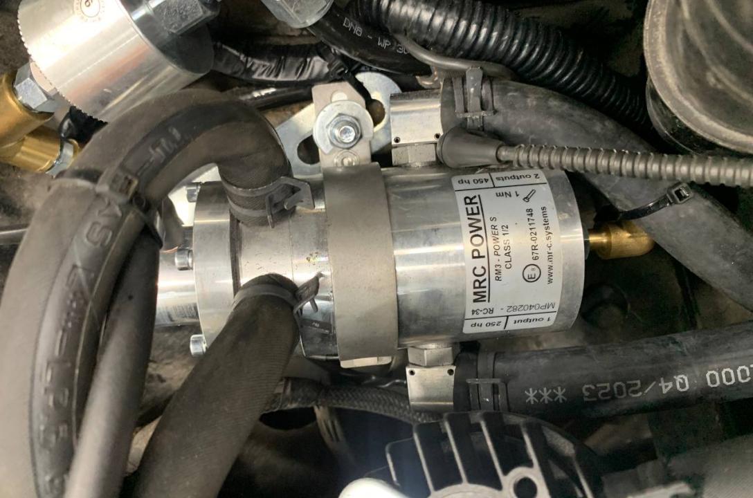 Необхідний робочий тиск газу забезпечує газовий редуктор підвищеної продуктивності MRC POWER з електромагнітним клапаном LPG, і достатнім для такого двигуна запасом потужності до 350 к.с. За рахунок підвищеної продуктивності, цей редуктор ніколи не буде п