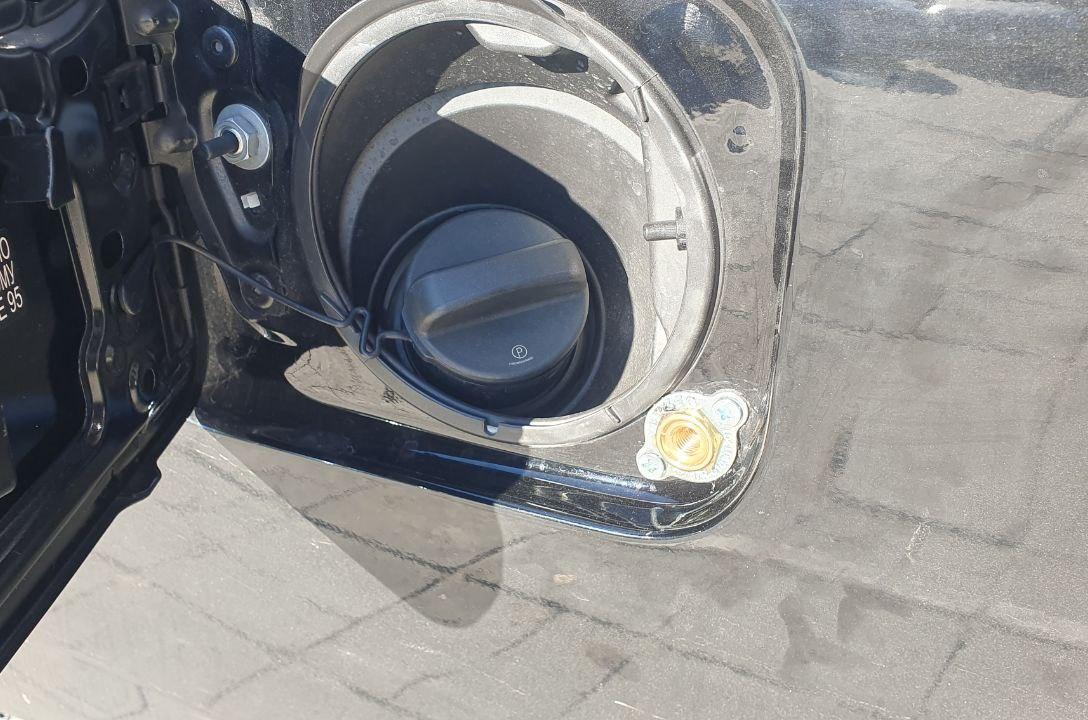 Заправний пристрій може бути розміщено як в люку бензобака, так і під бампером, або може бути вмонтовано в порожнині бампера.