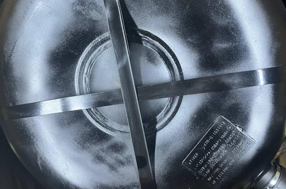 Газовий балон тут встановлений зовнішній тороїдальної форми на 92л.