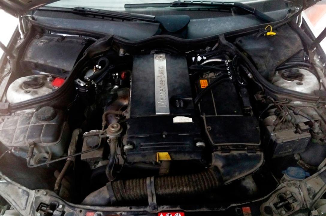 Загальний вигляд підкапотного простору автомобіля