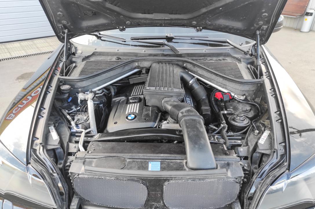 Общий вид подкапотного пространства BMW X5 3.0 после установки ГБО.
