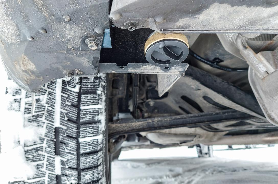 Заправний пристрій винесено під бампер, та надійно закріплено на кронштейні.