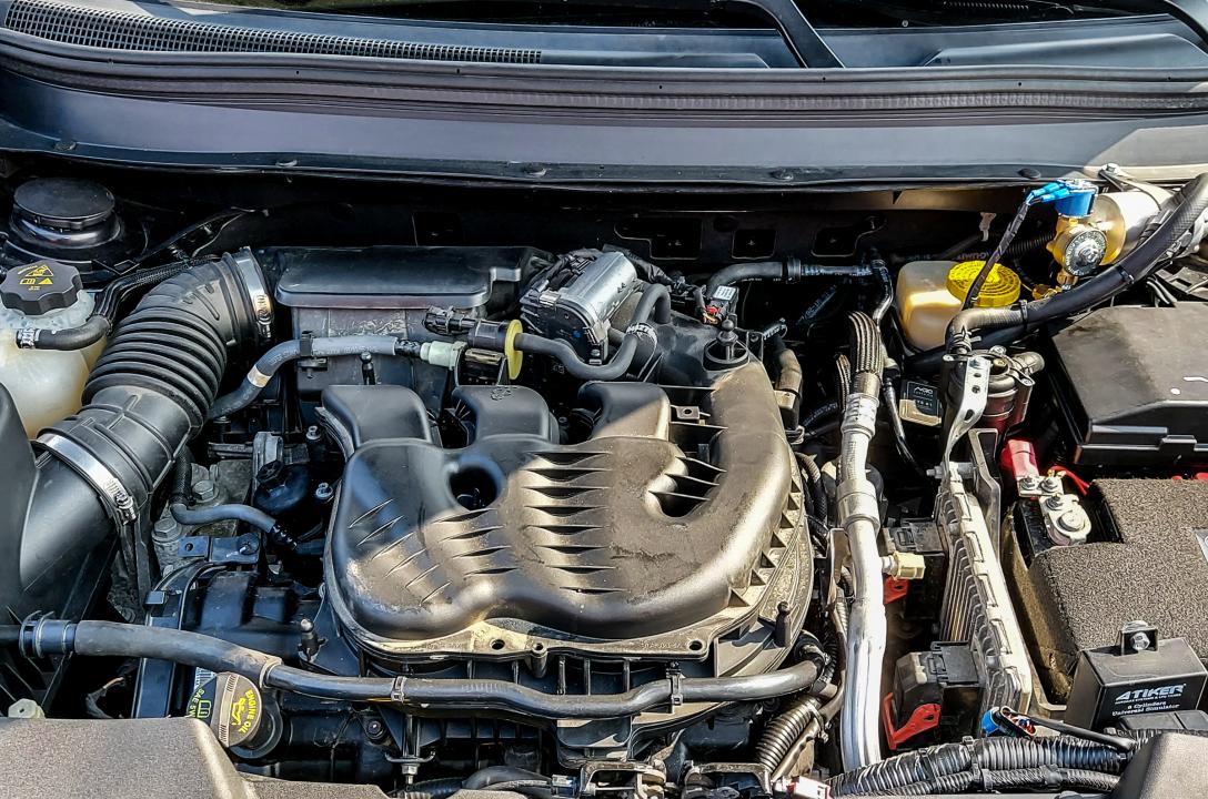 Общий вид подкапотного пространства Jeep Cherokee после установки ГБО.