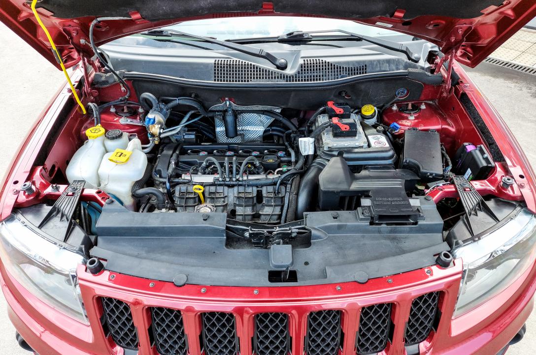 Загальний вигляд підкапотного простору Jeep Cherokee після встановлення ГБО.