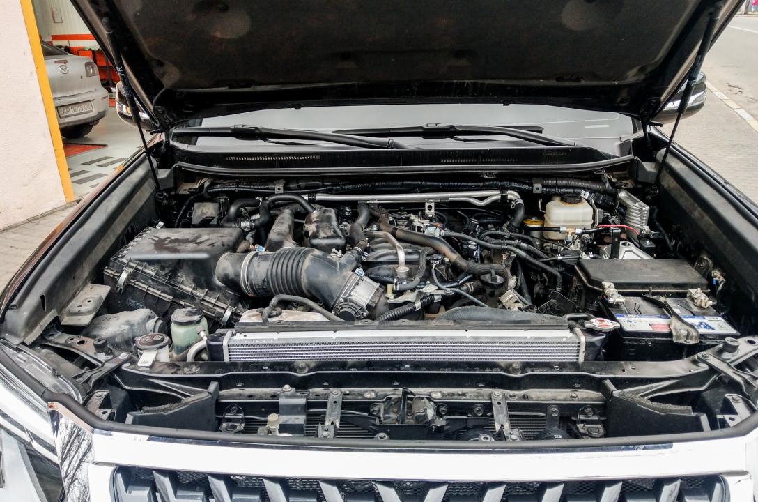 Общий вид подкапотного пространства Lexus GX460 после установки ГБО.