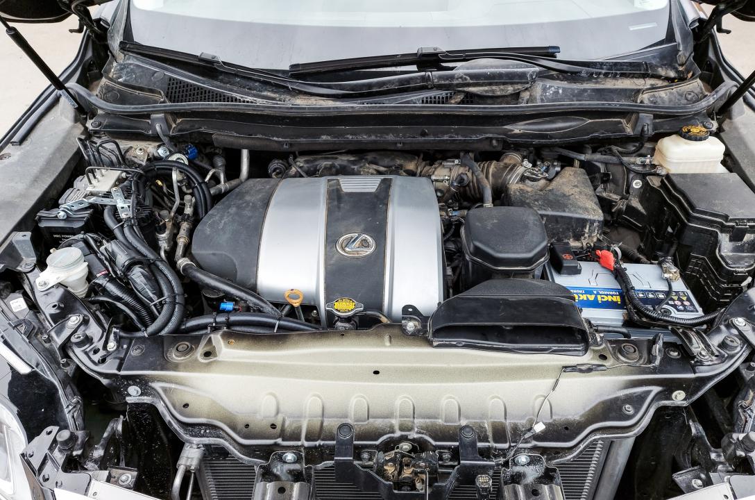 Общий вид подкапотного пространства Lexus RX 350 3.5 2017 после установки ГБО.
