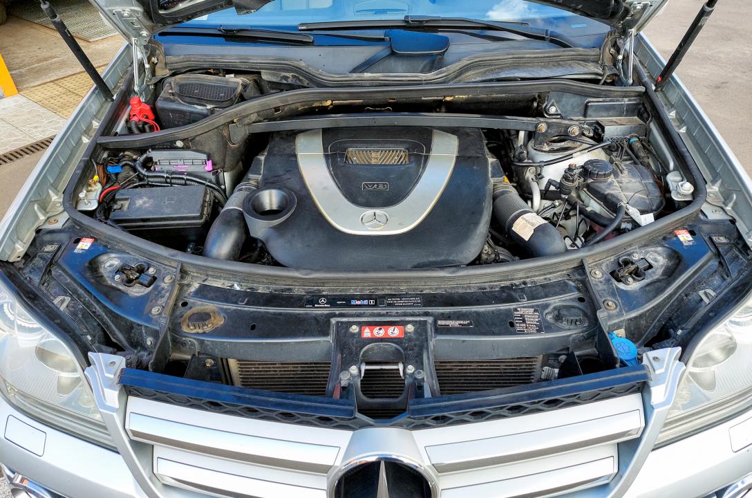 Загальний вигляд підкапотного простору Mercedes-Benz GL 450 4.7 2006 після установки ГБО.