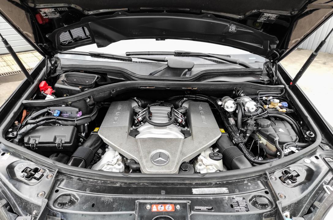 Загальний вигляд підкапотного простору Mercedes-Benz ML 63 після встановлення ГБО.