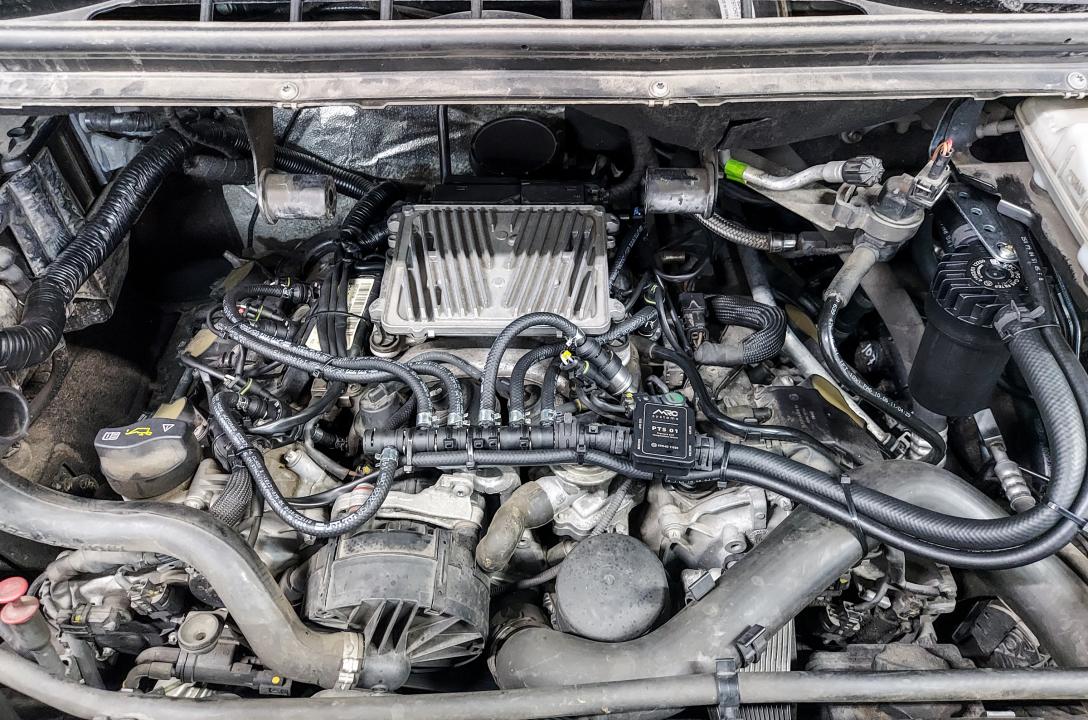 Общий вид подкапотного пространства Mercedes-Benz Viano 3.5 2012 после установки ГБО. 