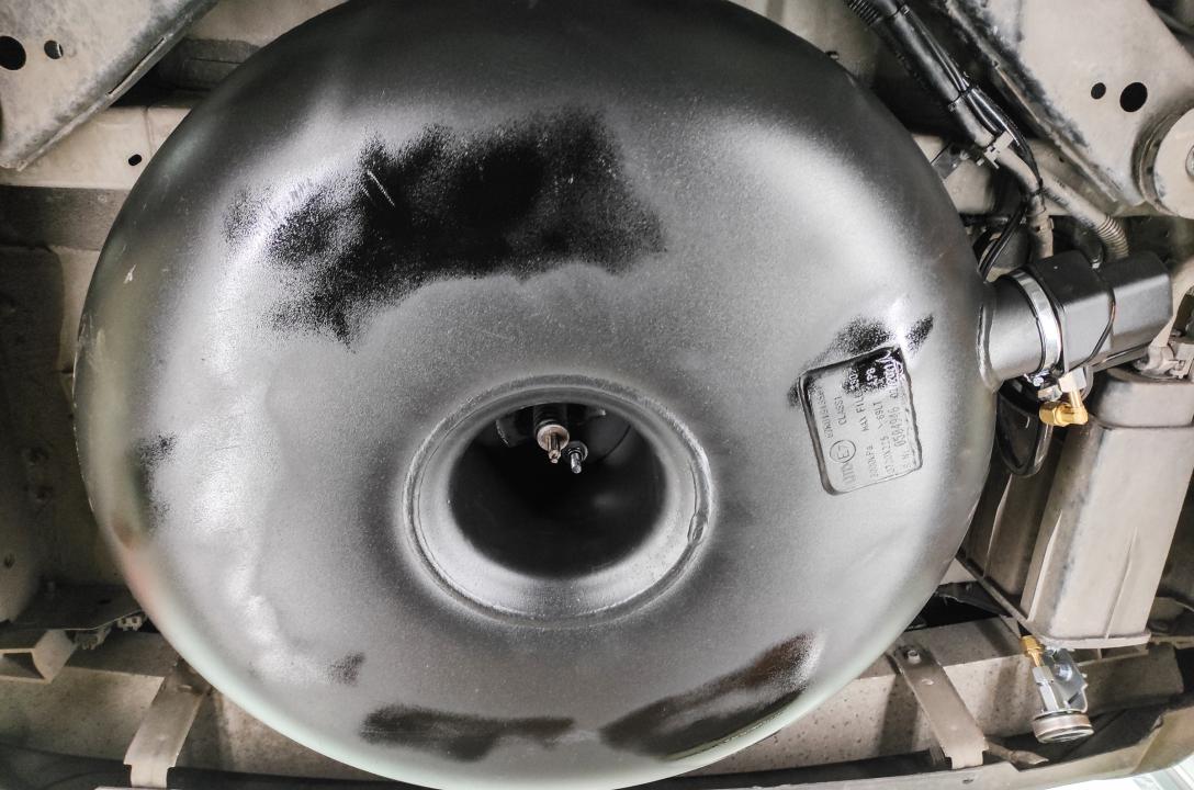 Зовнішній газовий балон Tugra Makina тороїдальної форми об'ємом 69 літрів.