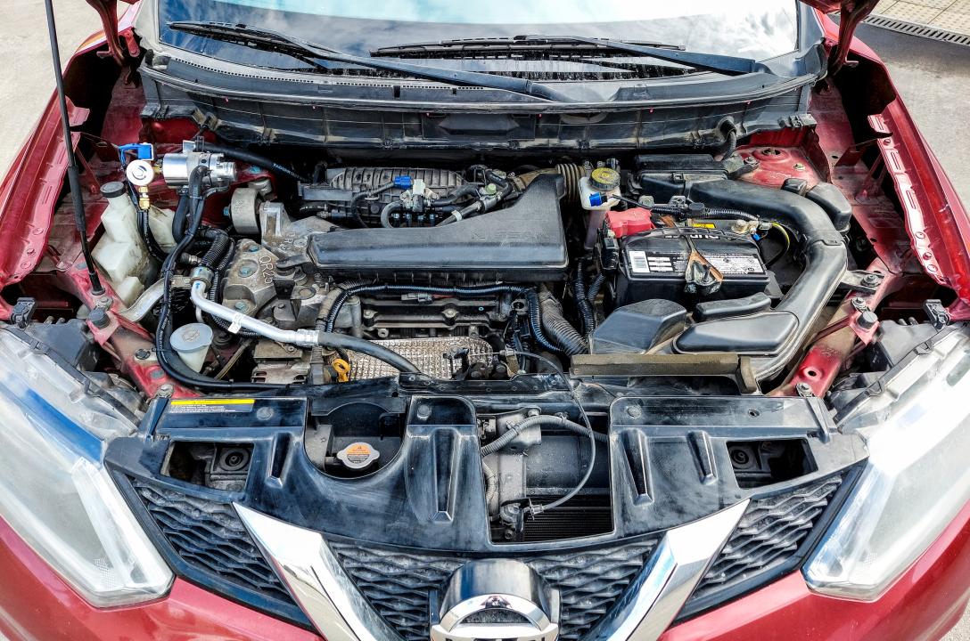 Загальний вигляд підкапотного простору Nissan Rogue після встановлення ГБО.