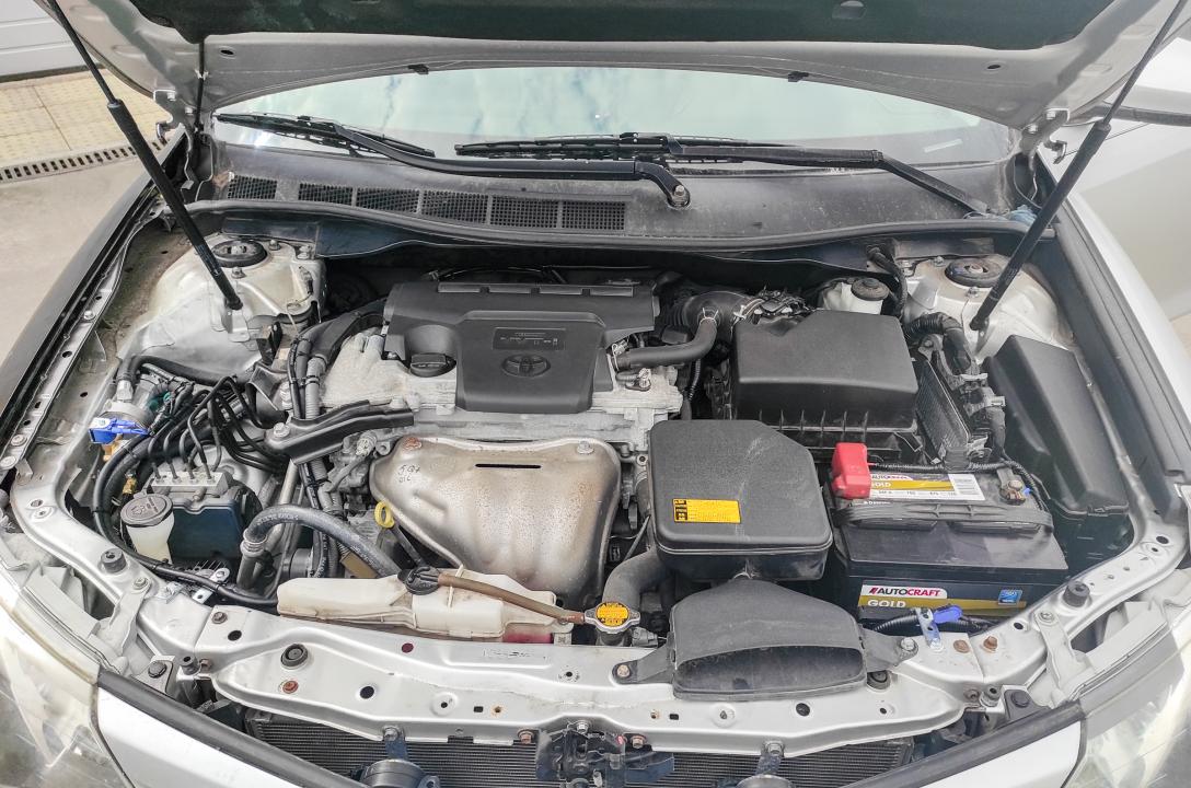 Общий вид подкапотного пространства Toyota Camry после установки ГБО.