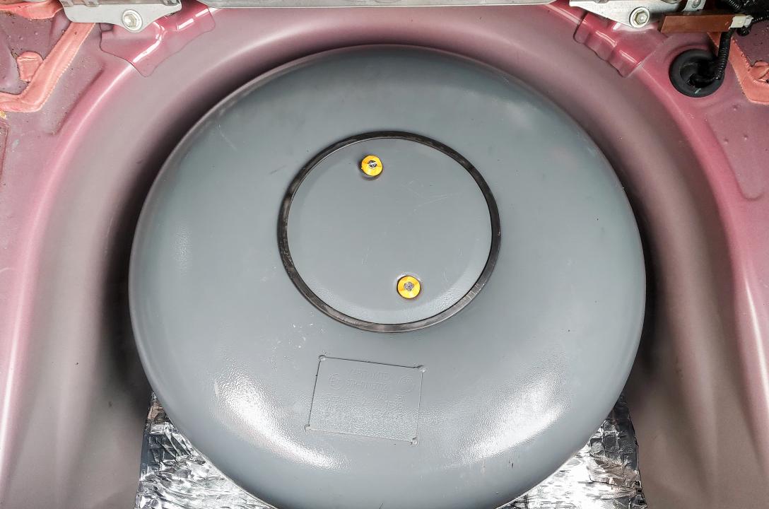 Газовий балон тороїдальної форми на 42 літри, встановлений в ніші запасного колеса. У балоні встановлено мультиклапан євростандарту з багатоступеневим захистом. Під балоном знаходиться шар шумоізоляції.