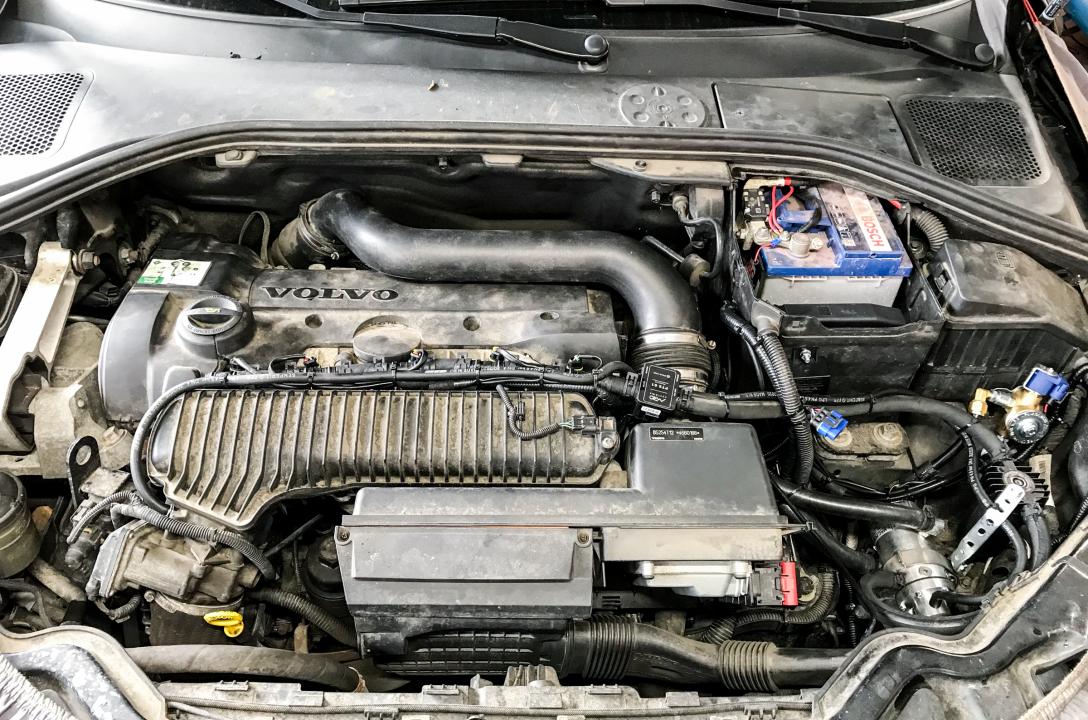 Загальний вигляд підкапотного простору Volvo S60 2.5Т після встановлення ГБО.