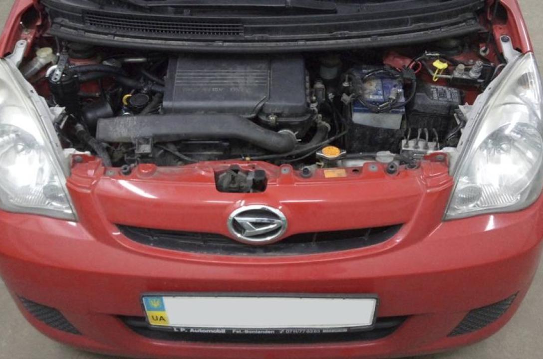 Так виглядає підкапотний простір Daihatsu Coure 1.0 2008 після встановлення ГБО.