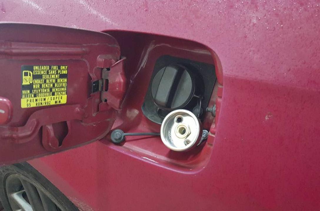Заправний пристрій в лючці бензобака