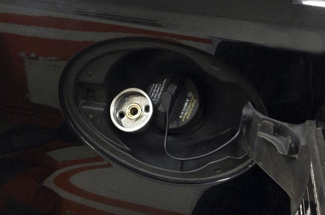 Заправний пристрій виведено в люк бензобака