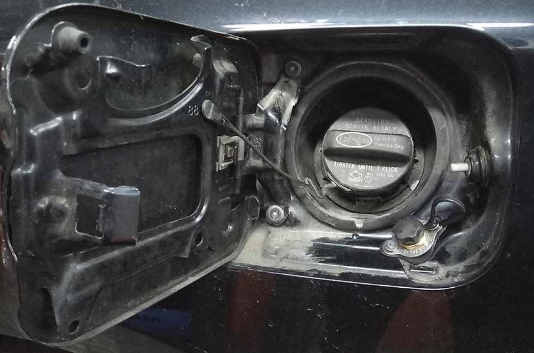 Заправний пристрій в лючку бензобака