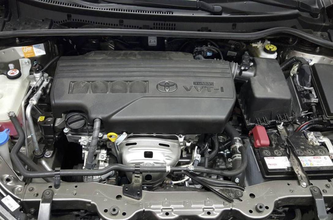Вид подкапотного пространства после установки ГБО Lovato Smart EXR на Toyota Corolla 1.33