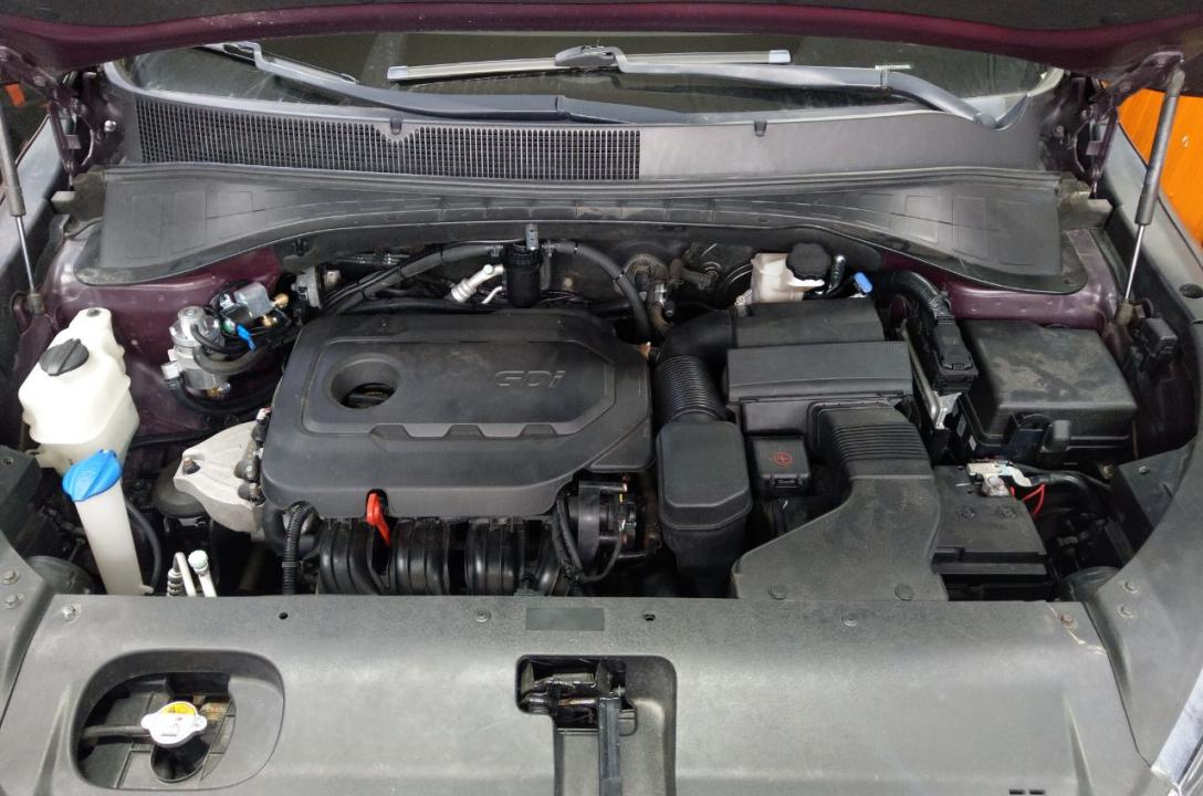Общий вид подкапотного пространства Kia Sorento 2.4 после установки ГБО. За управление работой двигателя на газу под капотом этого авто отвечает самый технологичный газовый блок управления MRC Power, который поддерживает полную интеграцию с бортовым компь
