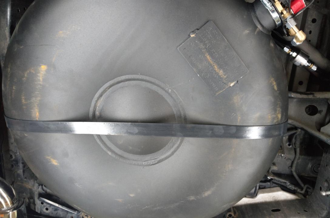 Газовий балон тут тороїдальної форми на 92 літри. У балоні встановлено мультиклапан євростандарту. 