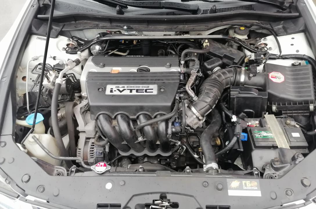 Загальний вигляд підкапотного простору Honda Accord 2.4 2012 після акуратного встановлення ГБО майстрами нашої команди.