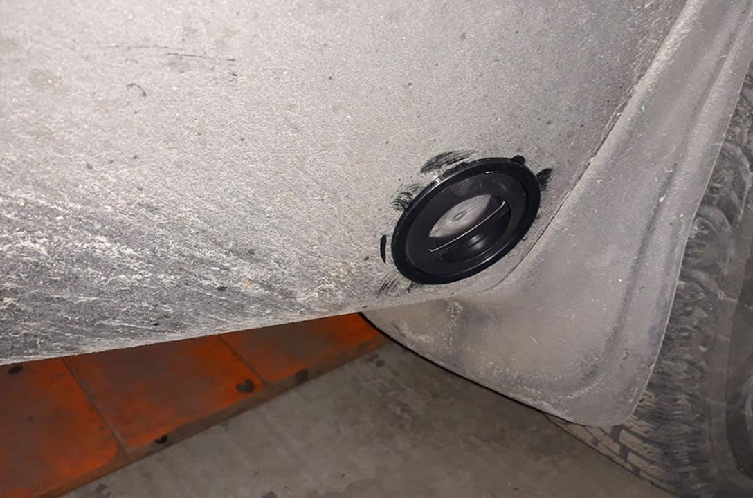 Газовий заправний пристрій в нижній частині бампера