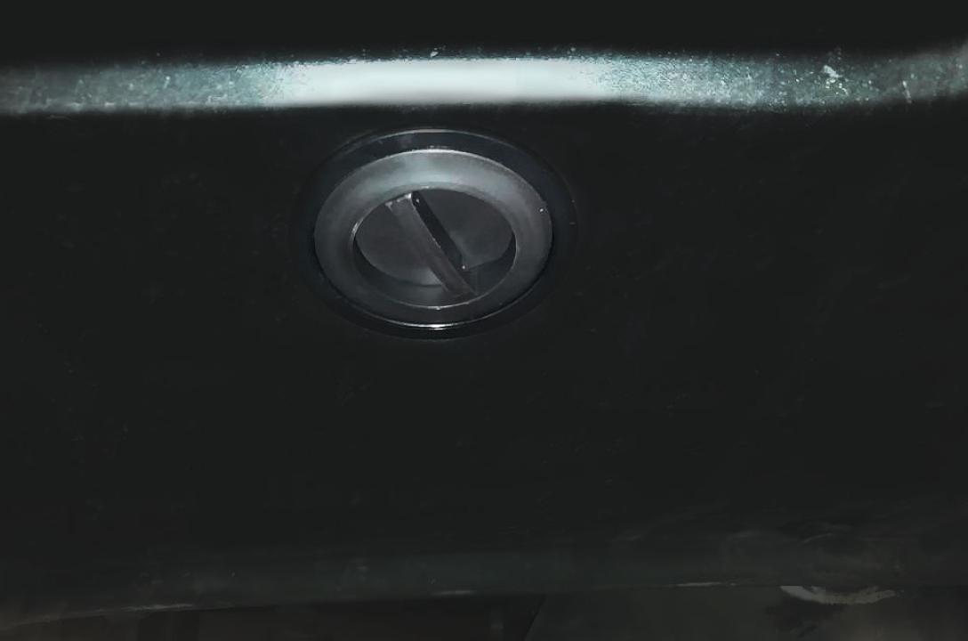 Газовий заправний пристрій в нижній частині бампера