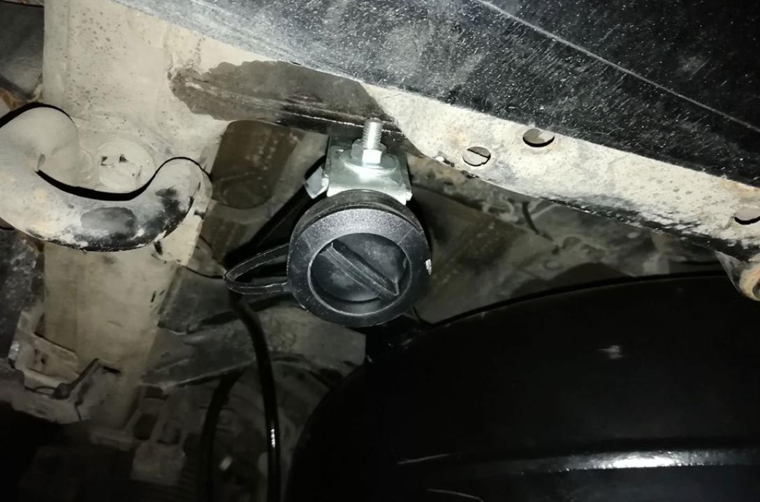 Газовий заправний пристрій під бампером на кронштейні