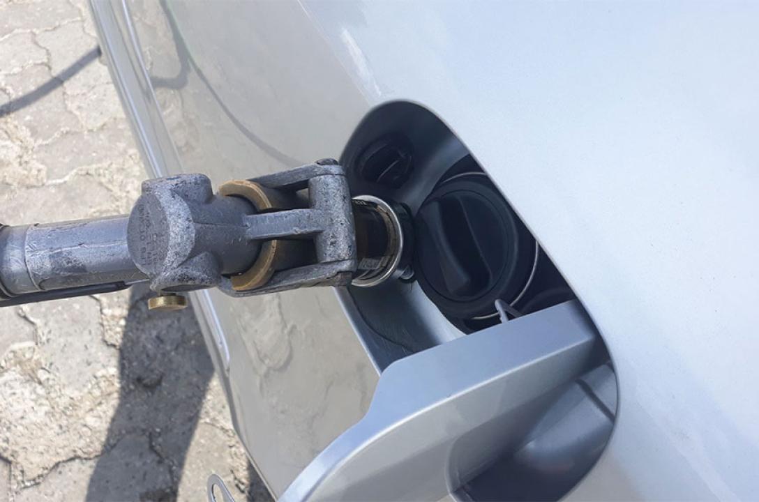 Газовий заправний пристрій виведено в люк бензобаку