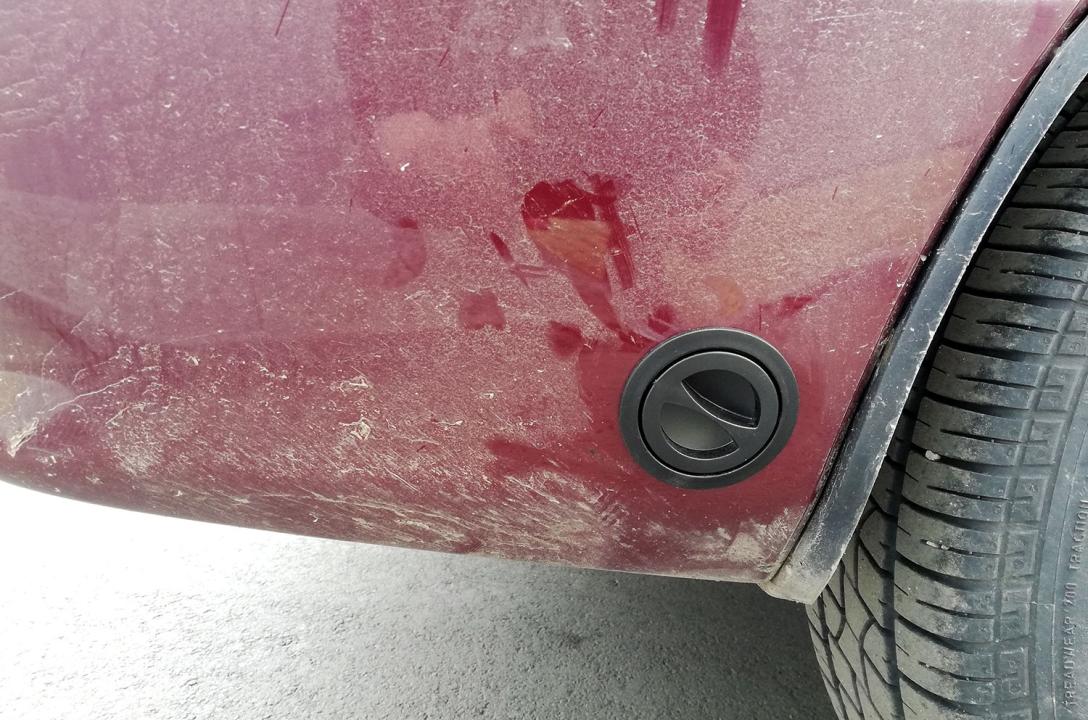 Газовий заправний пристрій в нижній частині бамперу