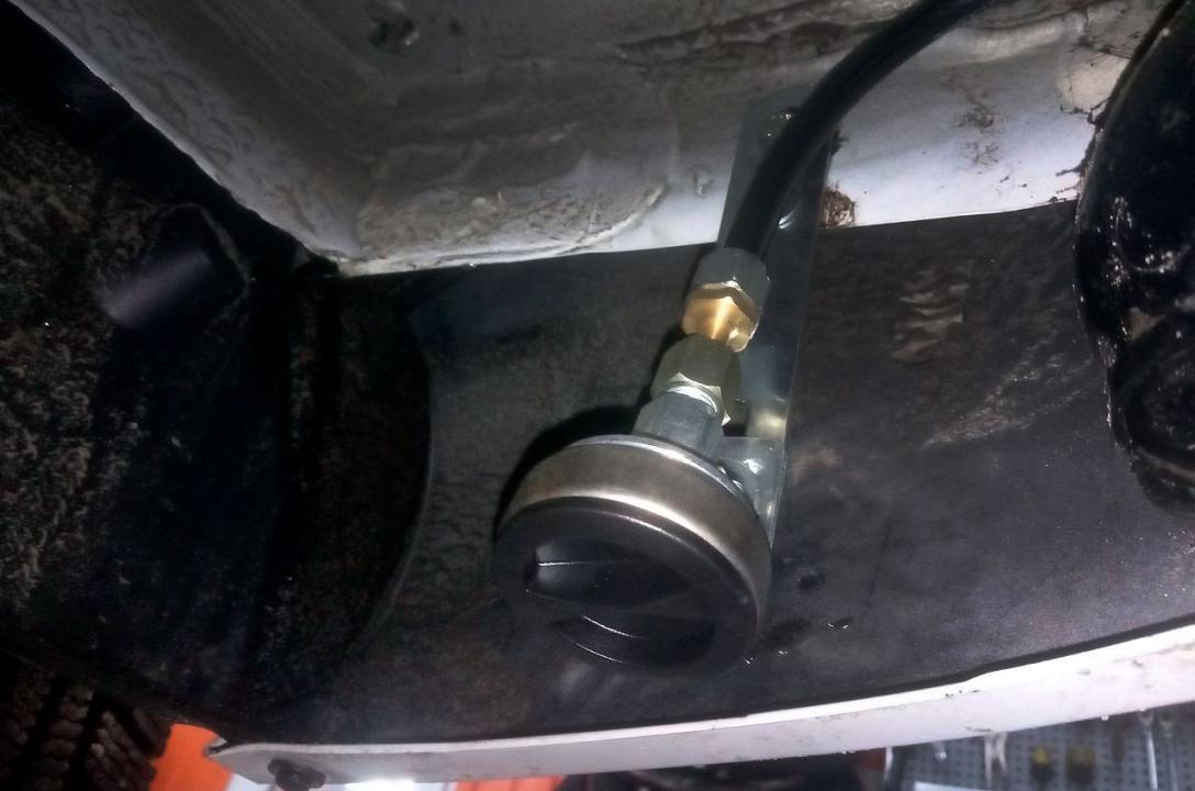 Газовое завправочное устройство под бампером на кронштейне
