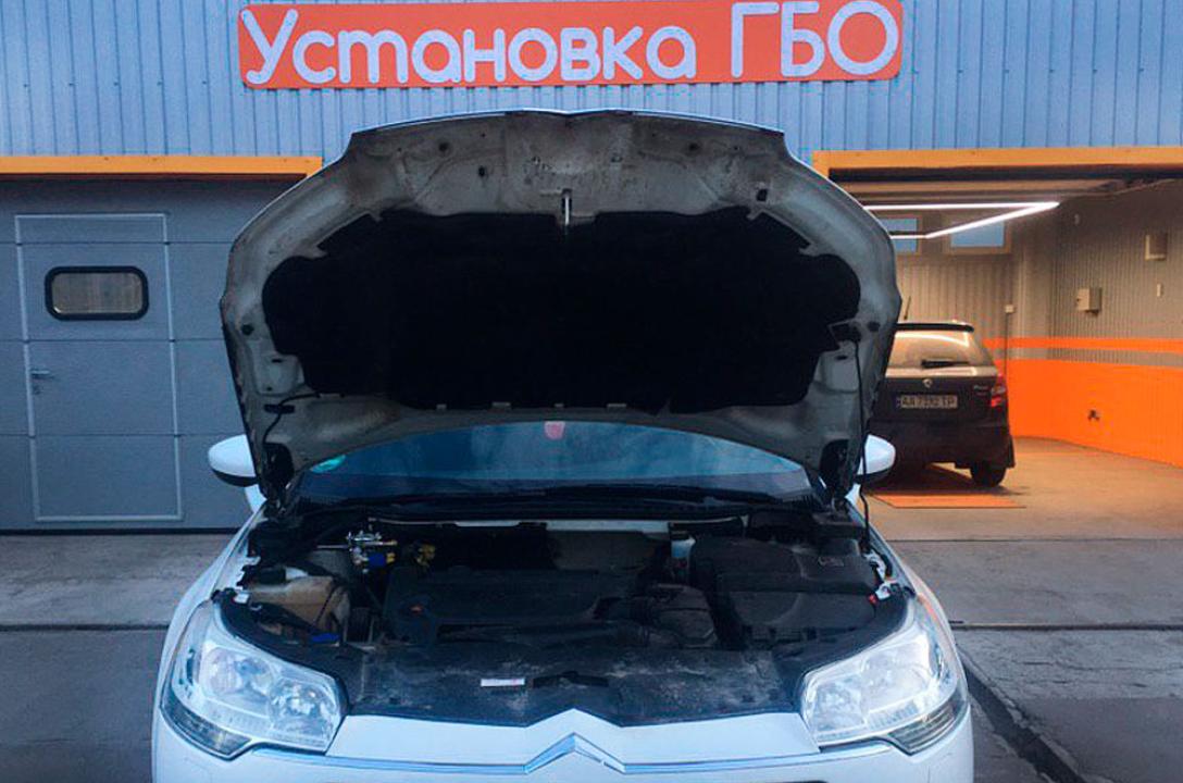 Загальний вигляд підкапотного простору після встановлення ГБО