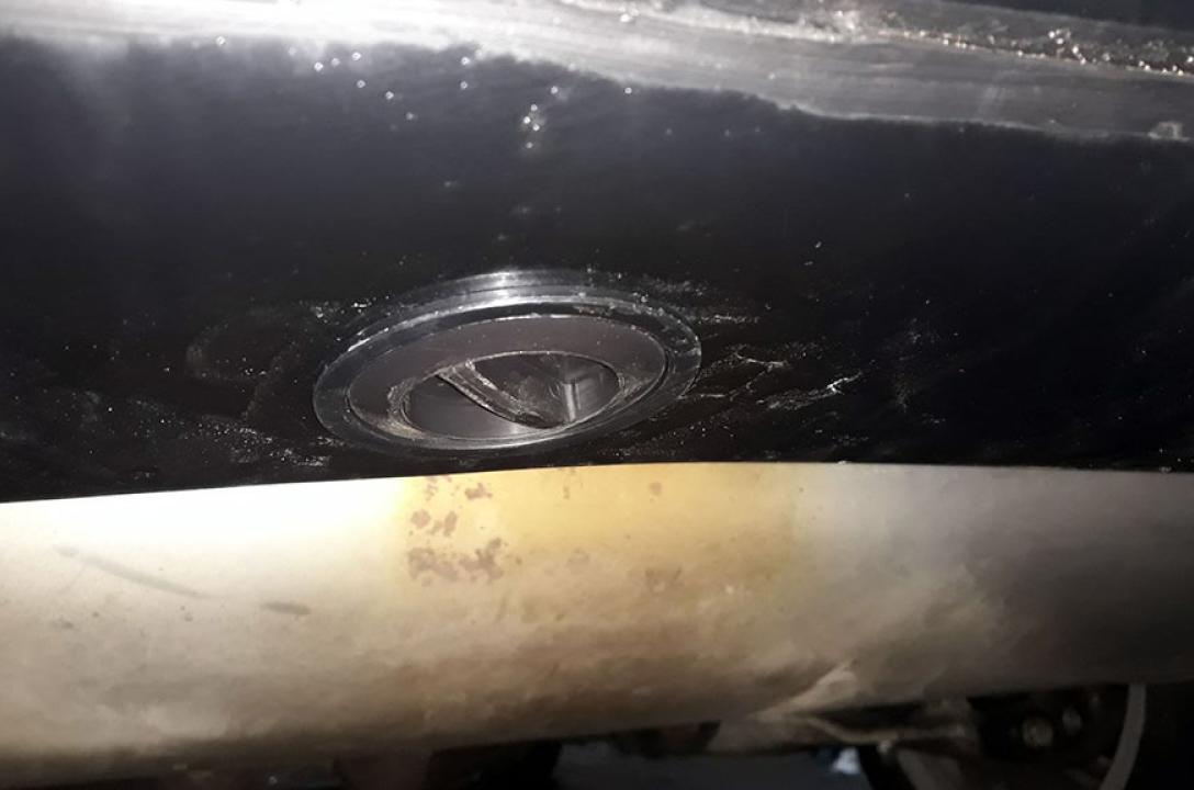 Газовий заправний пристрій в нижній частині бампера