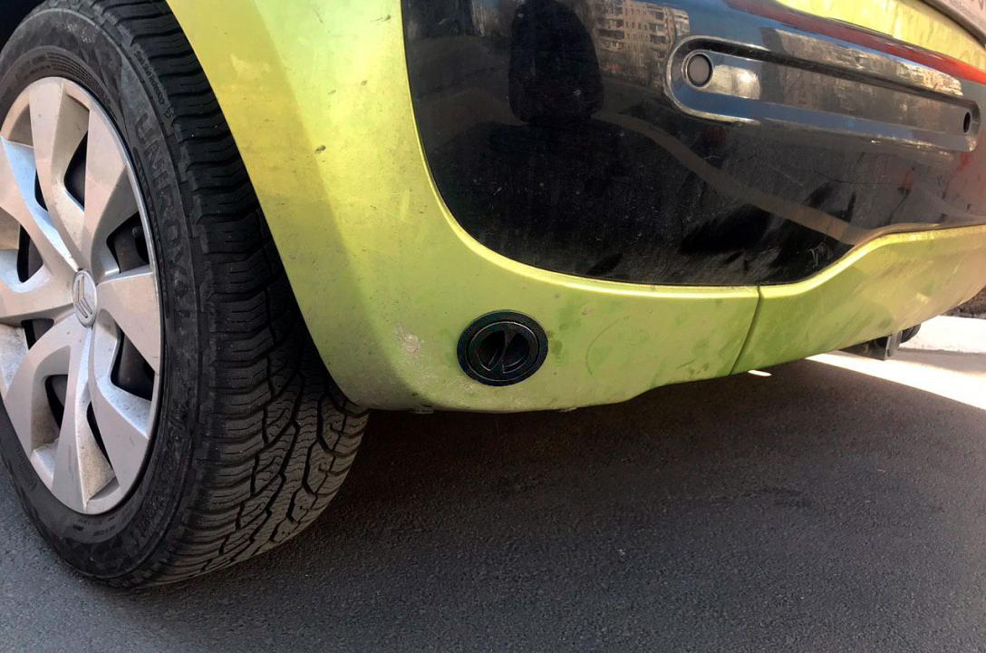 Газовий заправний пристрій в нижні частині бампера