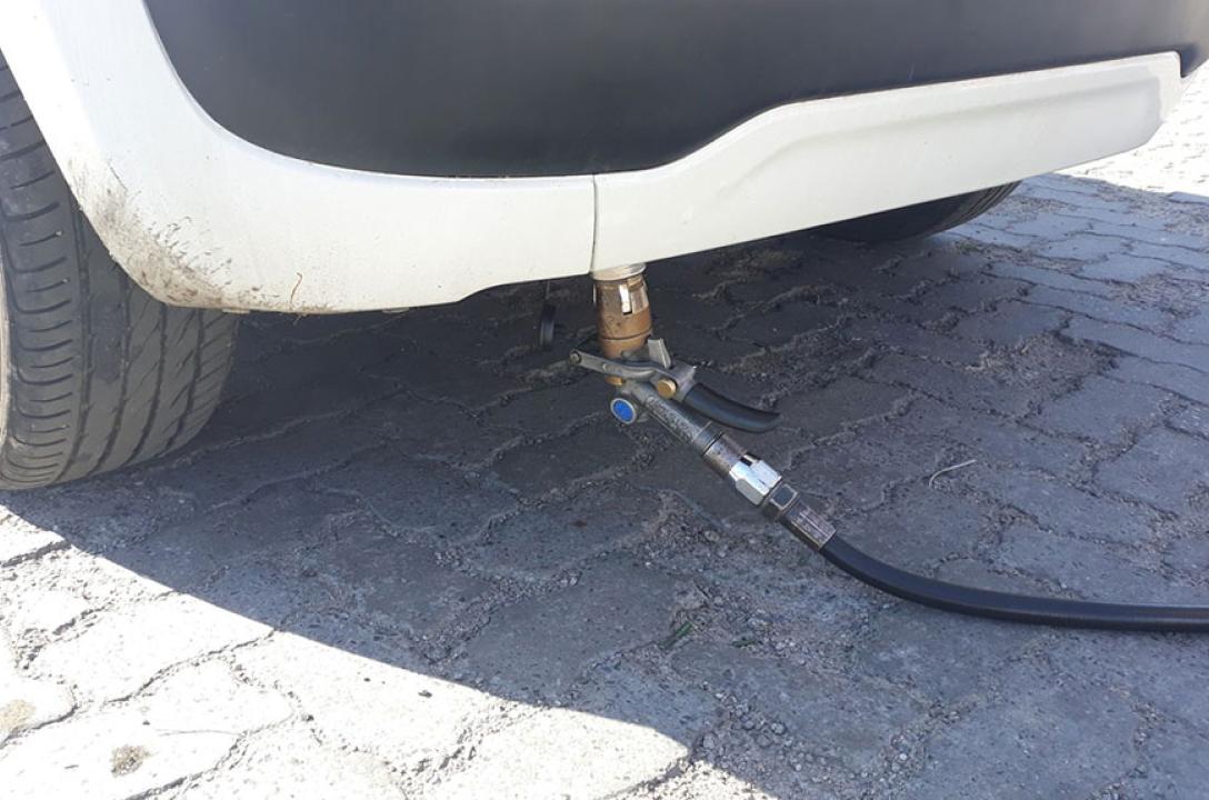 Газовий заправний пристрій в нижні частині бампера