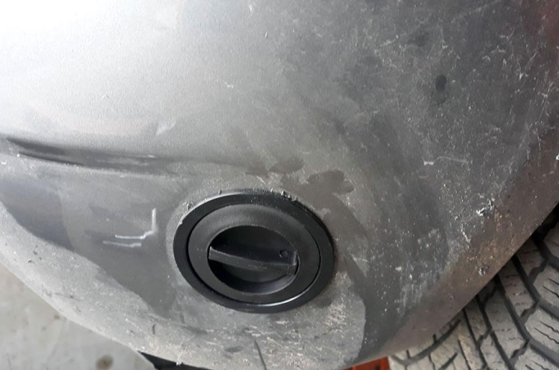 Газовий заправний пристрій в нижній частині бампера