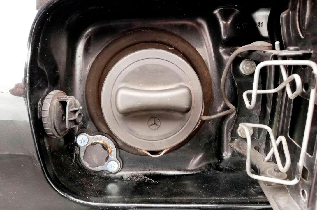 Газовий заправний пристрій виведено в люк бензобаку