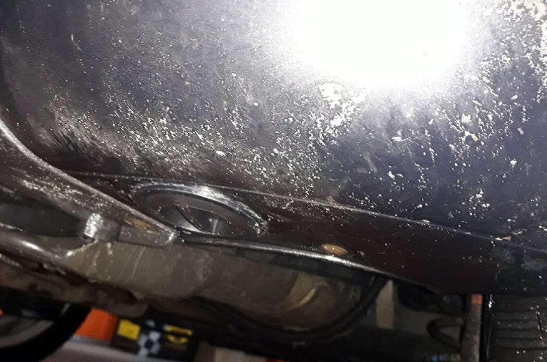 Газовий заправний пристрій в нижній частині бампера