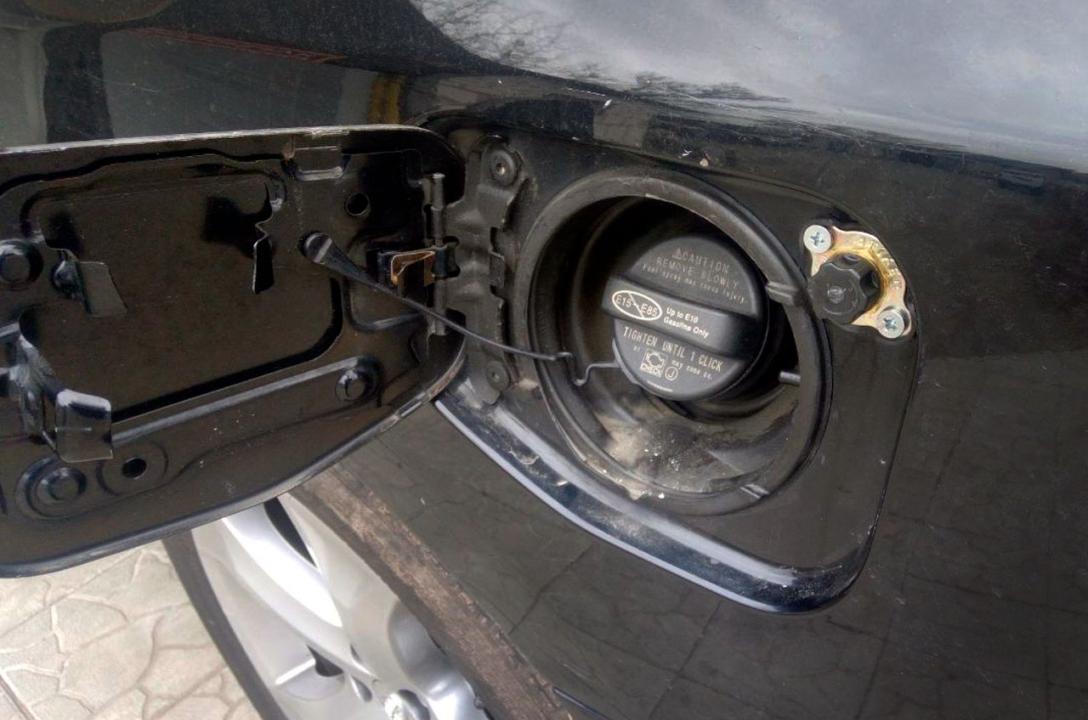 Газовий заправний пристрій виведено в люк бензобаку