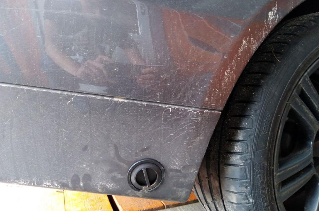 Газовий заправний пристрій в нижній частині бампера