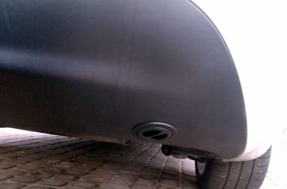 Газовий заправний пристрій в нижній частині бампера