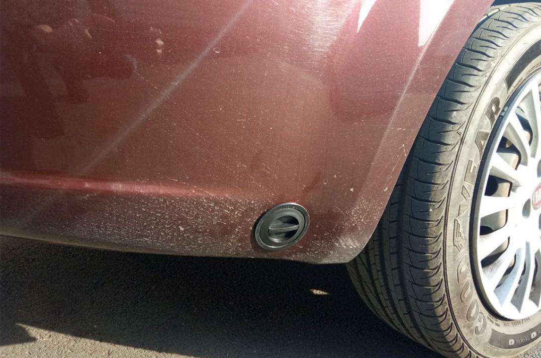 Газовий заправний пристрій в нижній частині бампера