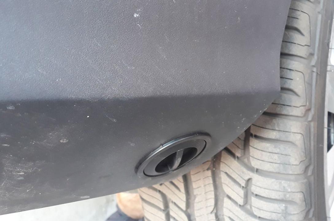 Газовий заправний пристрій в нижній частині бампера