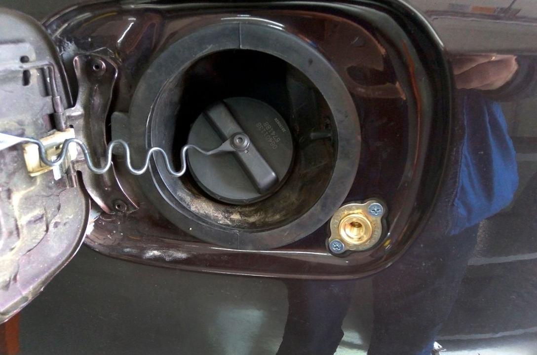 Газовий заправний пристрій виведено в люк бензобаку