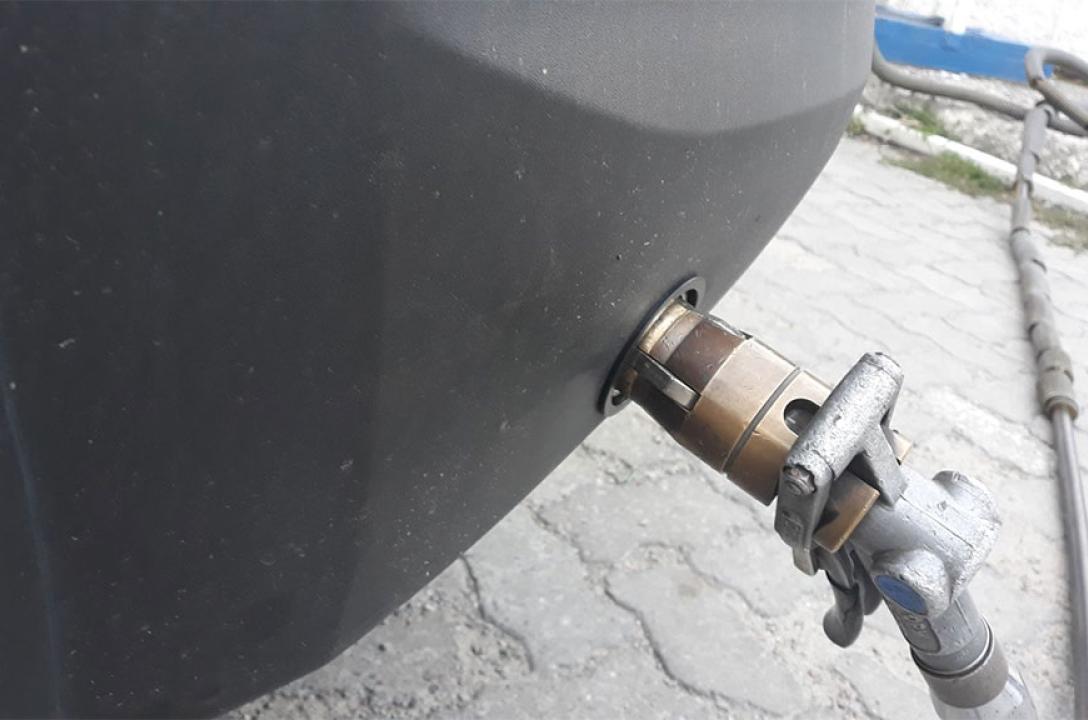 Газовое заправочное устройство в нижней части бампера