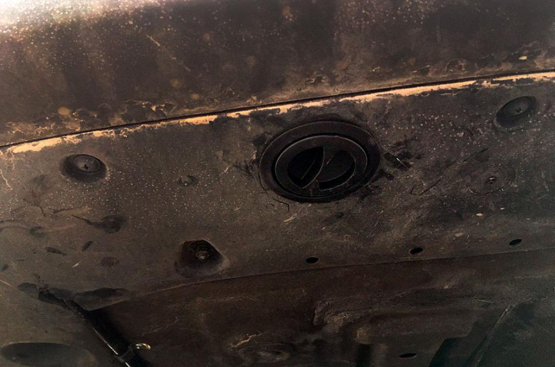 Газовое заправочное устройство в нижней части бампера