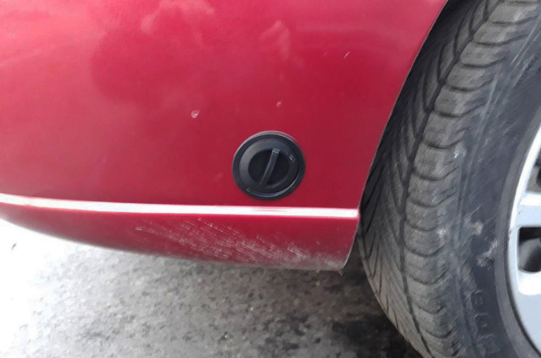 Газовий заправний пристрій в нижній частині бампера