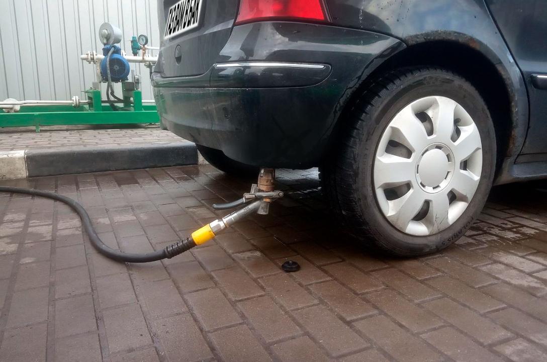 Газовий заправний пристрій в нижній частині бампера