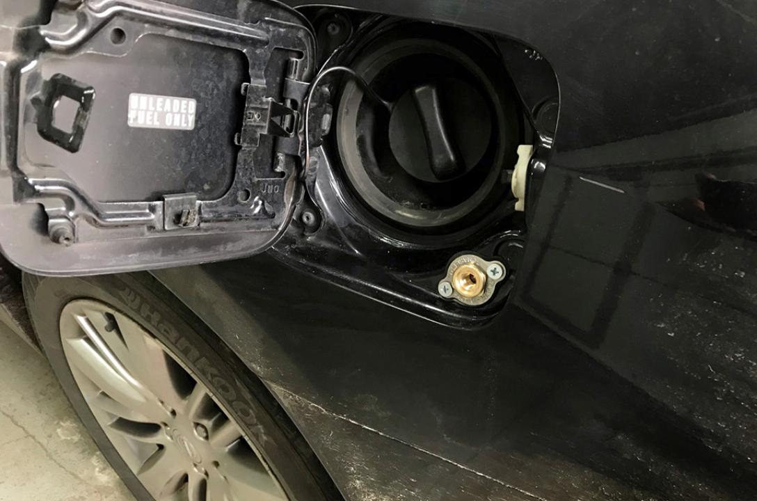 Газовое заправочное устройство выведено в лючек бензобака